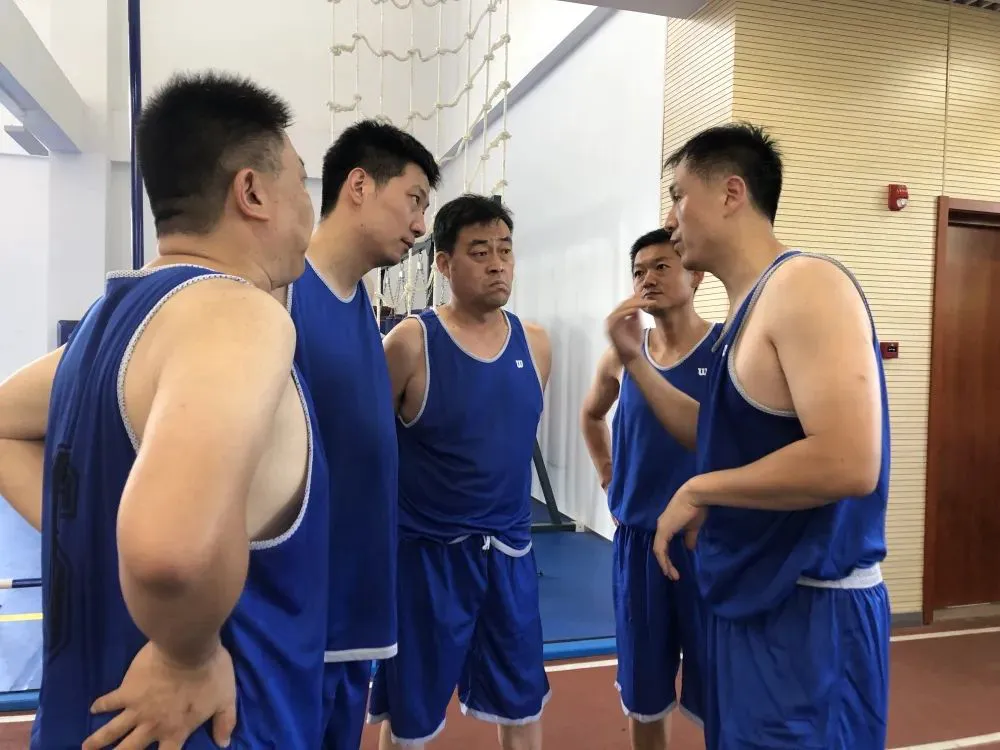 怎样制作一份图文并茂的篮球规则指南?_0